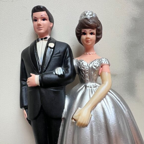 Adorable retro 1960s vintage Bride and Groom Cake Topper - Picture 4 of 10